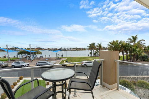 Amazing Lake View Family-friendly Holiday Home - Accommodation Mooloolaba 1