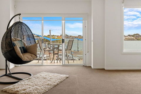 Amazing Lake View Family-friendly Holiday Home - Accommodation Mooloolaba 2