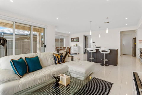 Amazing Lake View Family-friendly Holiday Home - Accommodation Mooloolaba 4