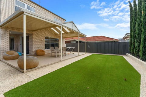 Amazing Lake View Family-friendly Holiday Home - Accommodation Mooloolaba 3