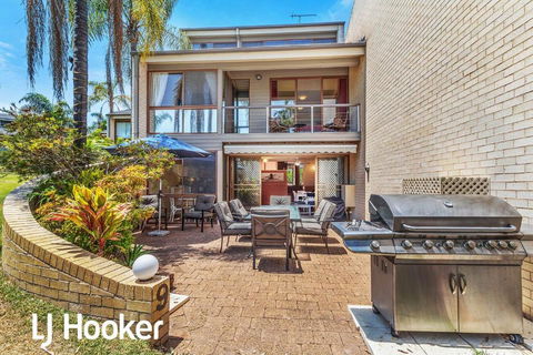 Amazing Waterfront Location - Accommodation Mooloolaba 3