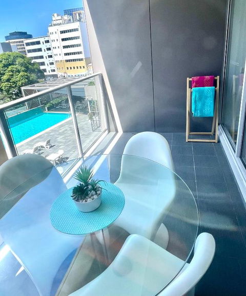 AQUA 306 POOLSIDE Luxury Apartment , Honeysuckle, NEWCASTLE FREE Parking - Accommodation Mooloolaba 2