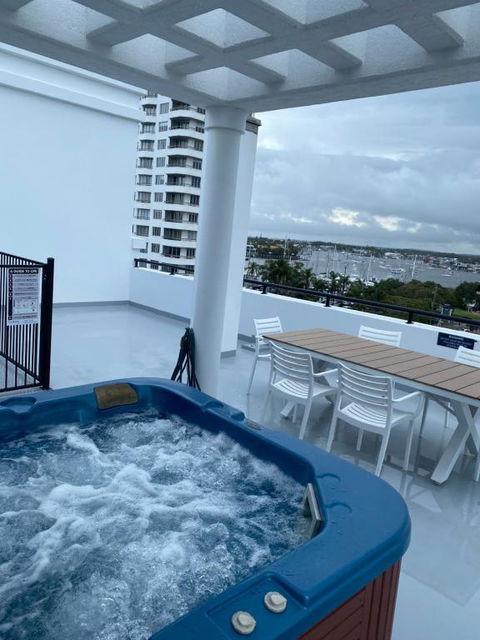At The Beach Mooloolaba, Private Rooftop With Spa, 50m To Beach, Surfclub And Esplanade - Accommodation Mooloolaba 0