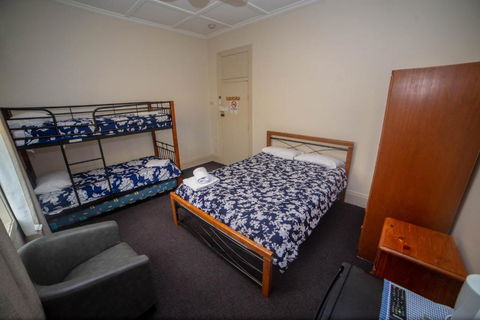 Australian Hotel - Accommodation Mooloolaba 1