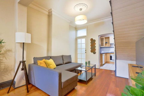 Awesome 2 Bedroom House Surry Hills - Accommodation Mooloolaba 2