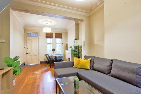 Awesome 2 Bedroom House Surry Hills - Accommodation Mooloolaba 3