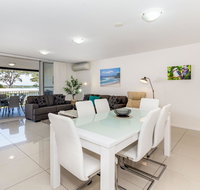 First Floor Air Conditioned Free Wi-Fi - Accommodation Mooloolaba