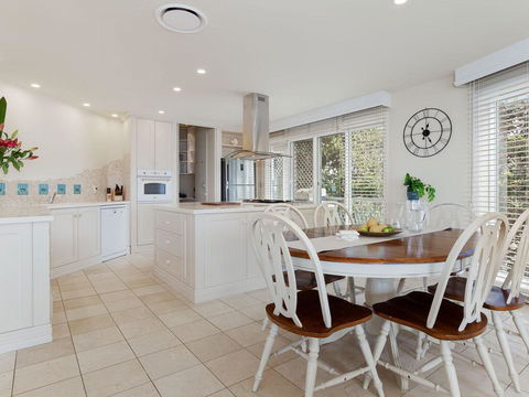 'Baylife Villa' 4a Warruga St - Large Home With WIFI, Netflix, Aircon, Linen & Spectacular Views - Accommodation Mooloolaba 3