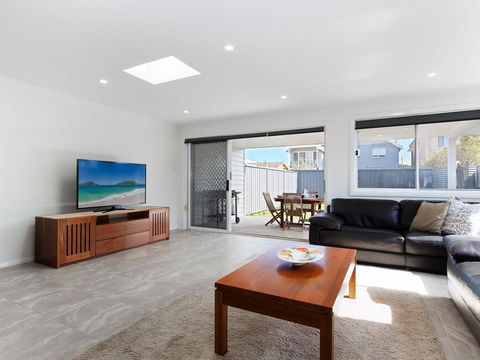 'Birubi Breezes', 2/7 Fitzroy St - Large Duplex With Air Conditioning, WIFI & Only 5 Minute Walk To The Beach - Accommodation Mooloolaba 1