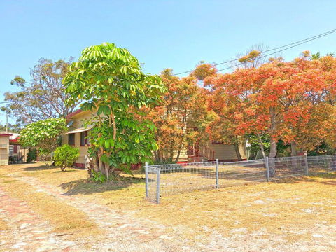 'Daves Place', 27 Rigney St - Holiday House With WIFI, Aircon & Boat Parking - Accommodation Mooloolaba 0