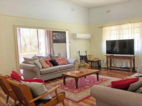 'Daves Place', 27 Rigney St - Holiday House With WIFI, Aircon & Boat Parking - Accommodation Mooloolaba 3
