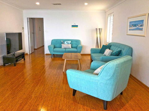 'Mooring Two Upstairs', 23 Shoal Bay Rd - Stunning Views, WIFI, Air Conditioning And Boat Parking - Accommodation Mooloolaba 3