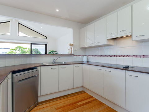 'Sandy Point Haven', 21a Sandy Point Rd - Stylish Haven With WIFI, Air Conditioning & Water Views - Accommodation Mooloolaba 2