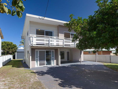 'SeaHaven', 2 Richardson Ave - Large Home With Aircon, Smart TV, WIFI, Netflix & Boat Parking - Accommodation Mooloolaba 0
