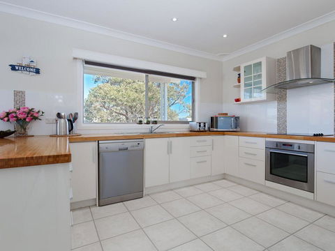 'SeaHaven', 2 Richardson Ave - Large Home With Aircon, Smart TV, WIFI, Netflix & Boat Parking - Accommodation Mooloolaba 3
