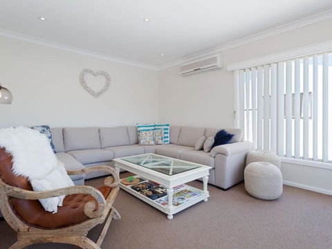 'SeaHaven', 2 Richardson Ave - Large Home With Aircon, Smart TV, WIFI, Netflix & Boat Parking - Accommodation Mooloolaba 2