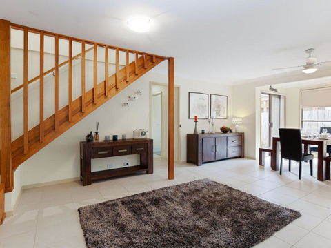 'Willows At The Bay' 111 Horace St - Large House With Aircon, WIFI And Boat Parking. - Accommodation Mooloolaba 3
