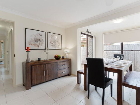 'Willows At The Bay' 111 Horace St - Large House With Aircon, WIFI And Boat Parking. - Accommodation Mooloolaba 2