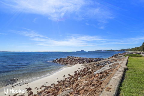 'Yacaaba' Beautiful Waterfront Location - Accommodation Mooloolaba 1