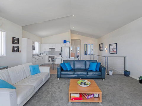 1/32 Ocean Avenue - Three Bedrooms, Three Bathrooms, Air Con, Boat Parking & Water Views - Accommodation Mooloolaba 2