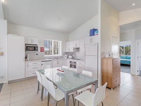 1/32 Ocean Avenue - Three Bedrooms, Three Bathrooms, Air Con, Boat Parking & Water Views - Accommodation Mooloolaba 3