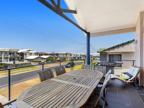 1/32 Ocean Avenue - Three Bedrooms, Three Bathrooms, Air Con, Boat Parking & Water Views - Accommodation Mooloolaba 1
