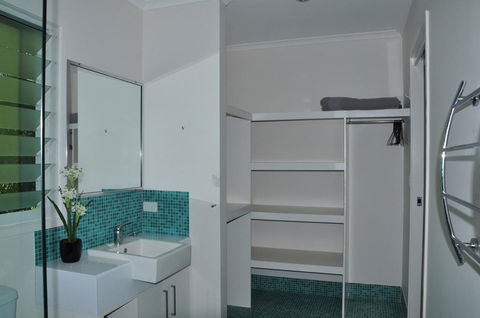 10 Double Island Drive - Modern Family Home, Centrally Located, Swimming Pool & Outdoor Area - Accommodation Mooloolaba 2