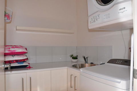 10 Double Island Drive - Modern Family Home, Centrally Located, Swimming Pool & Outdoor Area - Accommodation Mooloolaba 3