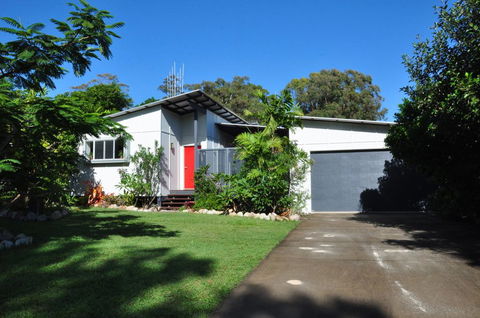 10 Double Island Drive - Modern Family Home, Centrally Located, Swimming Pool & Outdoor Area - Accommodation Mooloolaba 0
