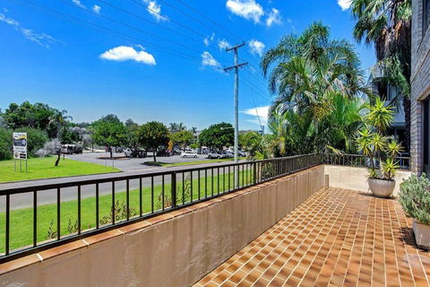 14 'THE DUNES', 38 MARINE DR - LARGE UNIT WITH POOL, TENNIS COURT AND DIRECTLY ACROSS FROM FINGAL - Accommodation Mooloolaba 2