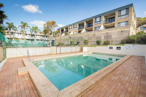 14 'THE DUNES', 38 MARINE DR - LARGE UNIT WITH POOL, TENNIS COURT AND DIRECTLY ACROSS FROM FINGAL - Accommodation Mooloolaba 3