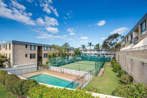 14 'THE DUNES', 38 MARINE DR - LARGE UNIT WITH POOL, TENNIS COURT AND DIRECTLY ACROSS FROM FINGAL - Accommodation Mooloolaba 0