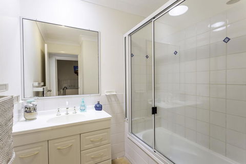 14 Zircon Street - Centrally Located Family Home With Covered Deck, Close To Patrolled Beach & Shops - Accommodation Mooloolaba 2