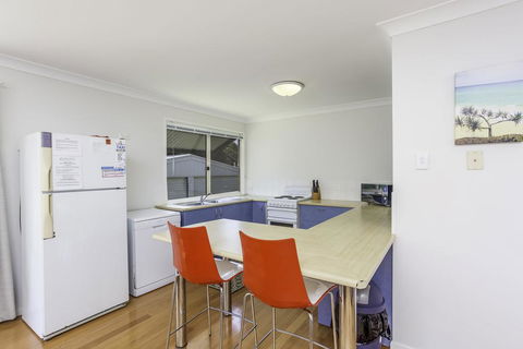 14 Zircon Street - Centrally Located Family Home With Covered Deck, Close To Patrolled Beach & Shops - Accommodation Mooloolaba 1