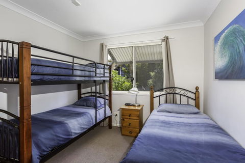 14 Zircon Street - Centrally Located Family Home With Covered Deck, Close To Patrolled Beach & Shops - Accommodation Mooloolaba 3