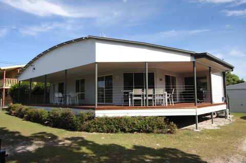 14 Zircon Street - Centrally Located Family Home With Covered Deck, Close To Patrolled Beach & Shops - Accommodation Mooloolaba 0