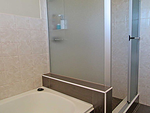 15 'Kanangra', 39 Soldiers Point Road - Fantastic Unit Right On The Water - Accommodation Mooloolaba 2