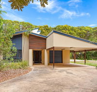 18 Naiad Court - Rainbow Shores Modern Beach House Walk to Beach - Accommodation Mooloolaba