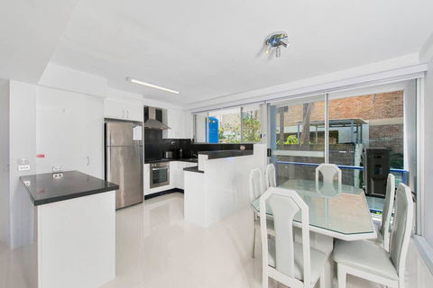 2 Cirrus - Accommodation Mooloolaba 3