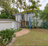 2 Satinwood Drive - Rainbow Shores Executive Level Beach House Pool Walk to Beach - Accommodation Mooloolaba