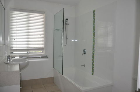 24 Esprit Drive - Beach Home With Open Plan Living And Walking Distance To Beach - Accommodation Mooloolaba 1