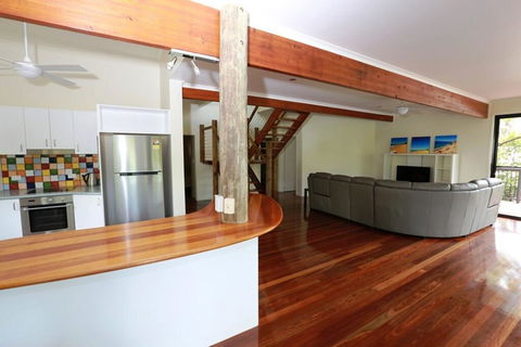 25 Naiad Court - Rainbow Shores, The Ultimate Beachside Executive Property, Air Conditioned - Accommodation Mooloolaba 1