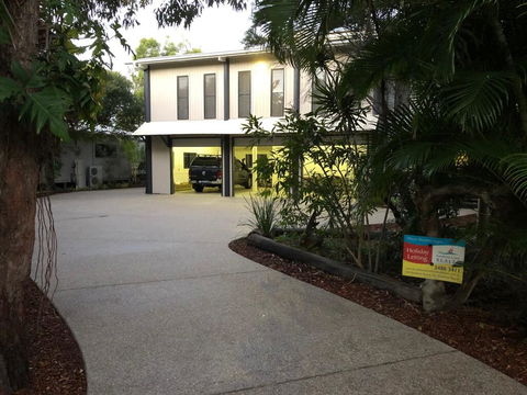 25 Naiad Court - Rainbow Shores, The Ultimate Beachside Executive Property, Air Conditioned - Accommodation Mooloolaba 0