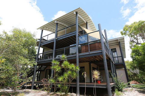25 Naiad Court - Rainbow Shores, The Ultimate Beachside Executive Property, Air Conditioned - Accommodation Mooloolaba 3