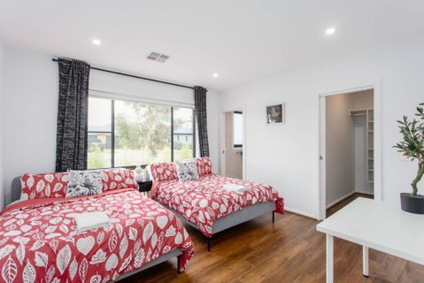 Bright And Chic House At Throsby With 4 Bedrooms - Accommodation Mooloolaba 4
