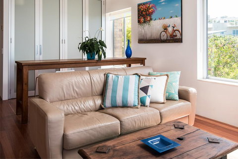 2BR Coolum Beachfront , 180 Views , Wine, Netflix - Accommodation Mooloolaba 3