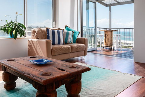 2BR Coolum Beachfront , 180 Views , Wine, Netflix - Accommodation Mooloolaba 2