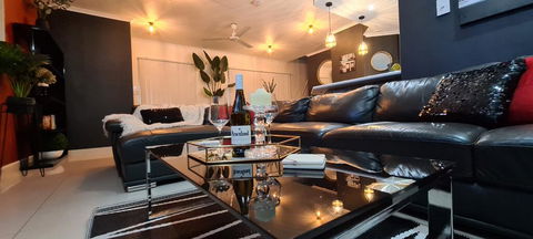 3 BEDROOM CITY ESCAPE - CHAMPAGNE STAYS Darwin - Accommodation Mooloolaba 0