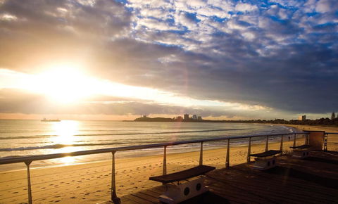 3BR Beach Escape AC, Pool, Tennis, Wine, Coffee, Netflix - Accommodation Mooloolaba 2