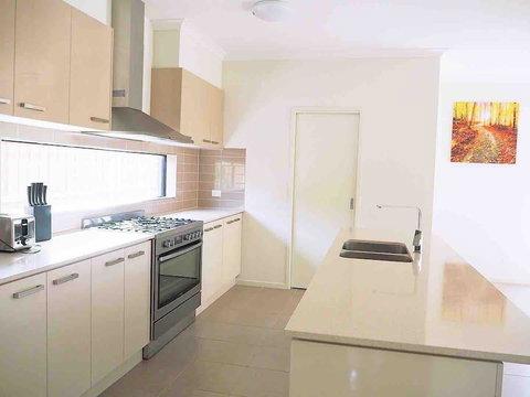 4 Bed 2 And A Half Bath Luxury Villa In Point Cook - Accommodation Mooloolaba 2